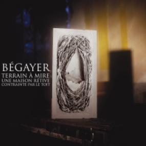 BEGAYER - TERRAIN A MIRE. UNE MAISON RETIVE CONTRAINTE PAR LE TOIT